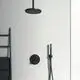 Schwarze Duscharmatur mit runder Regendusche von Ideal Standard, Wandmontage, neben einem Handduschenkopf. Handtuchhalter aus schwarzem Metall im Hintergrund.